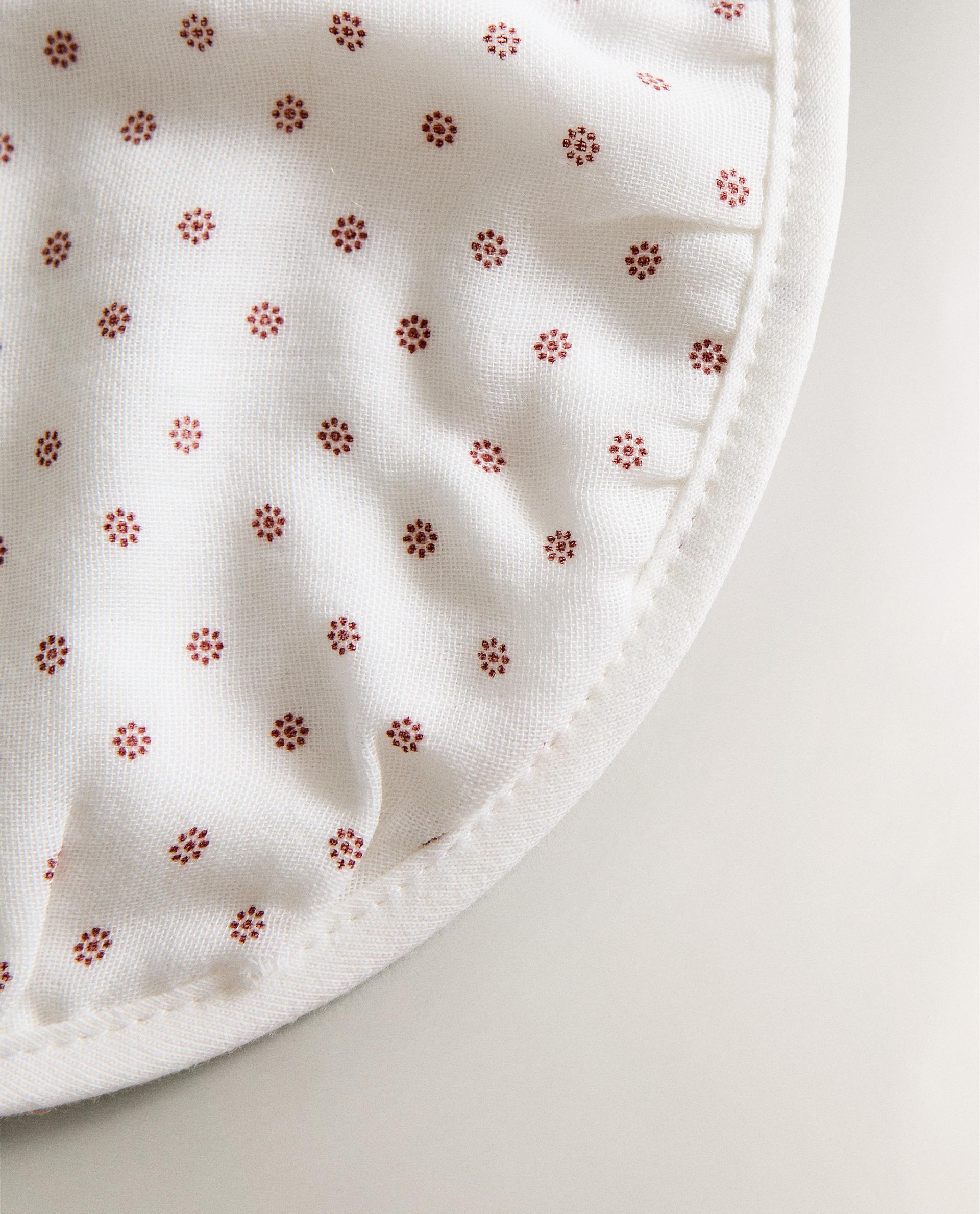 CHILDREN'S BIB WITH MINI FLORAL DESIGN