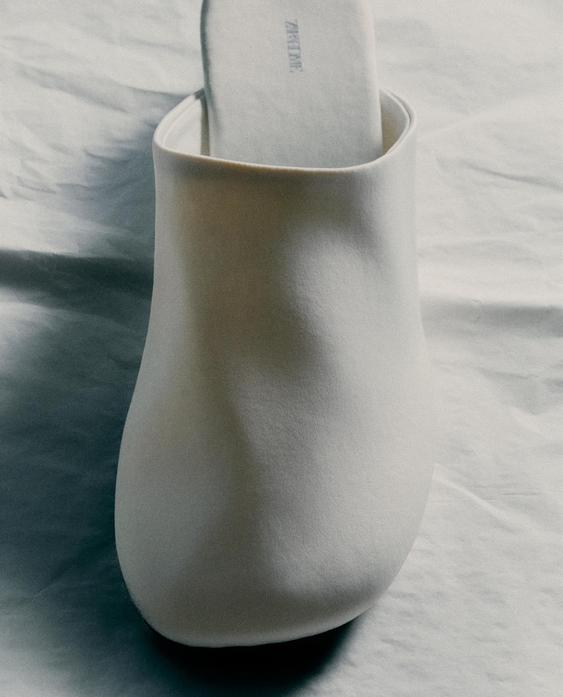 MULE SATIN À TALON