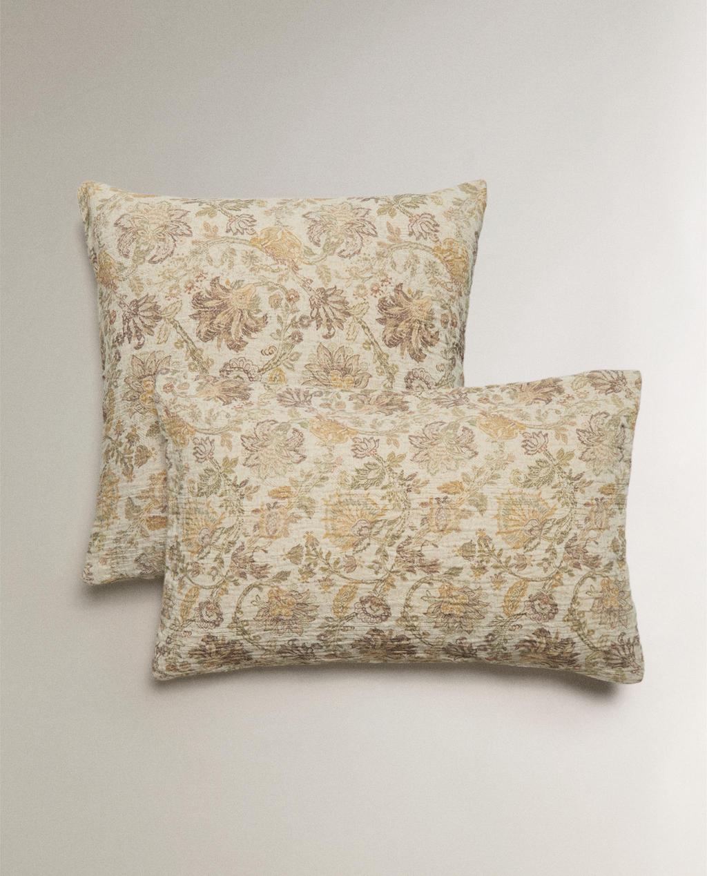 KISSENBEZUG MIT BLUMENMUSTER KISSENBEZUG MIT BLUMENMUSTER
