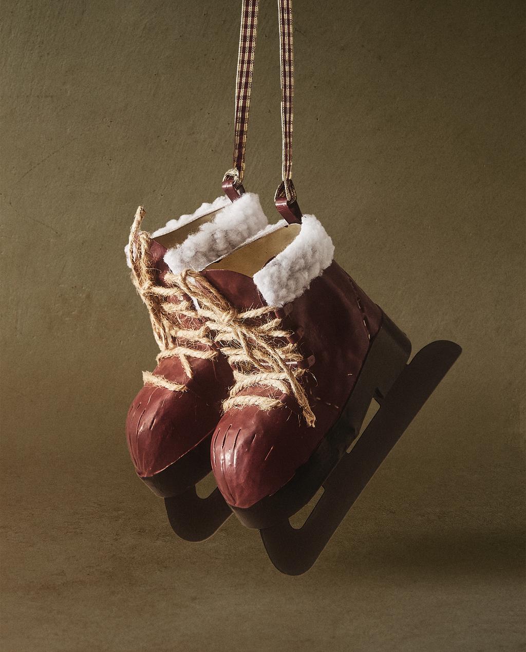 HANGING CHRISTMAS DECORATION WITH METAL ICE SKATES