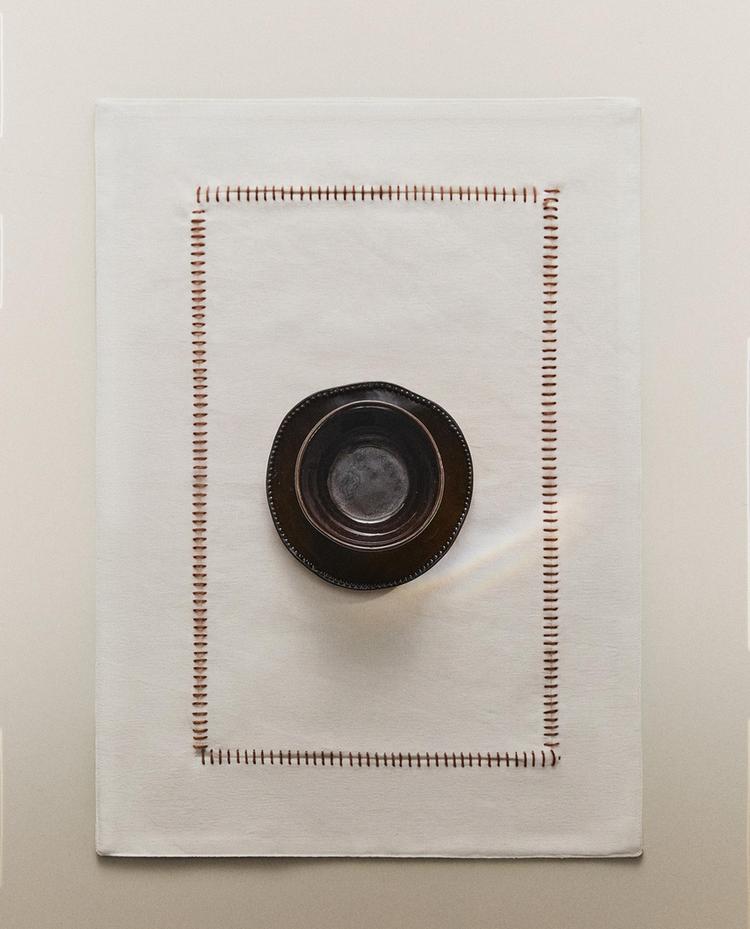 PLACEMAT WITH CONTRAST TOPSTITCHING