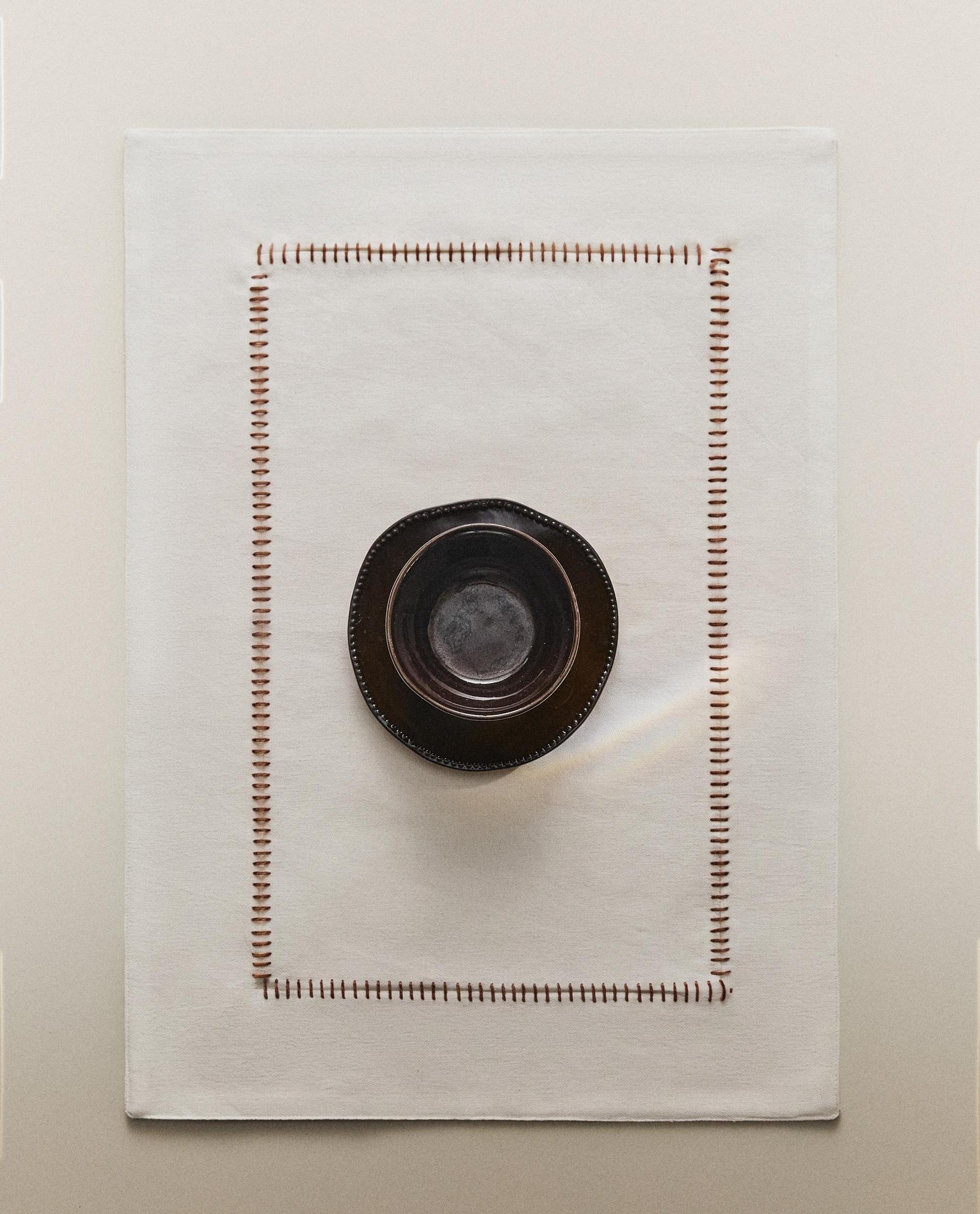 PLACEMAT WITH CONTRAST TOPSTITCHING
