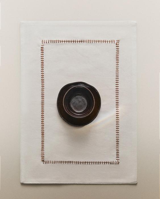 PLACEMAT WITH CONTRAST TOPSTITCHING
