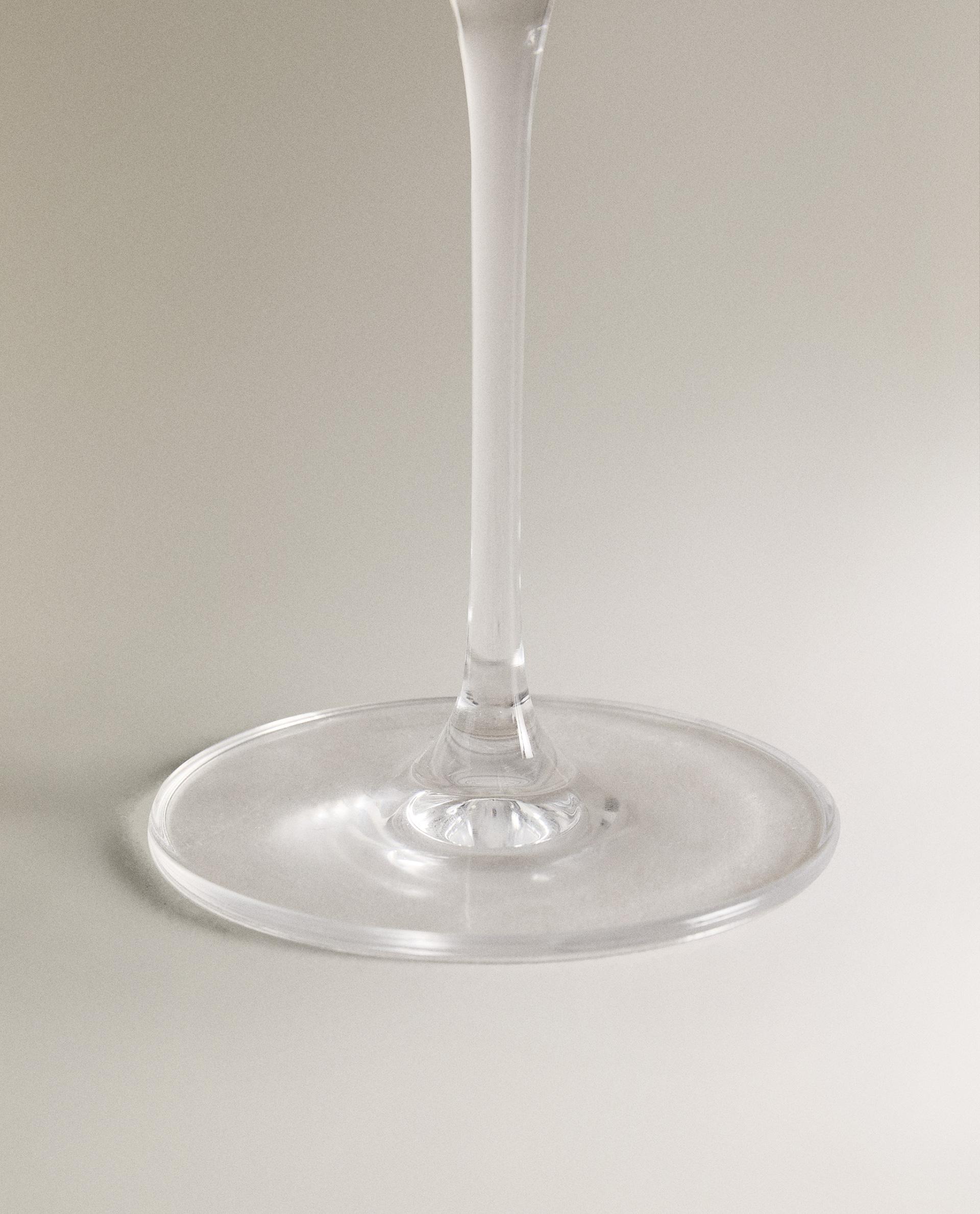 RAISED CRYSTALLINE WINE GLASS