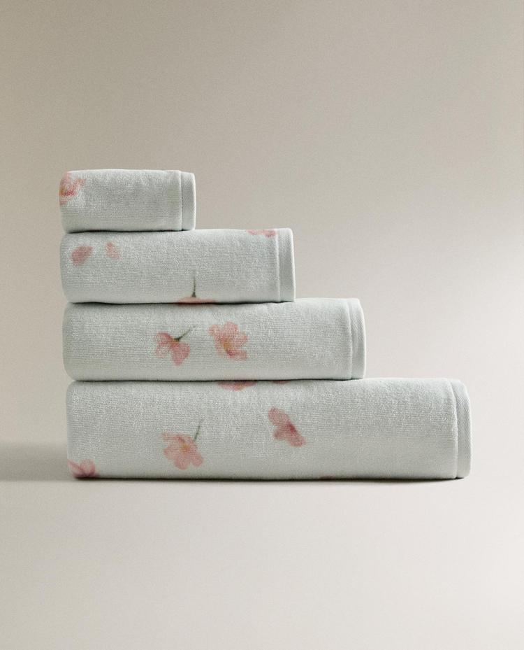 منشفة حمام مخملية بأزهار