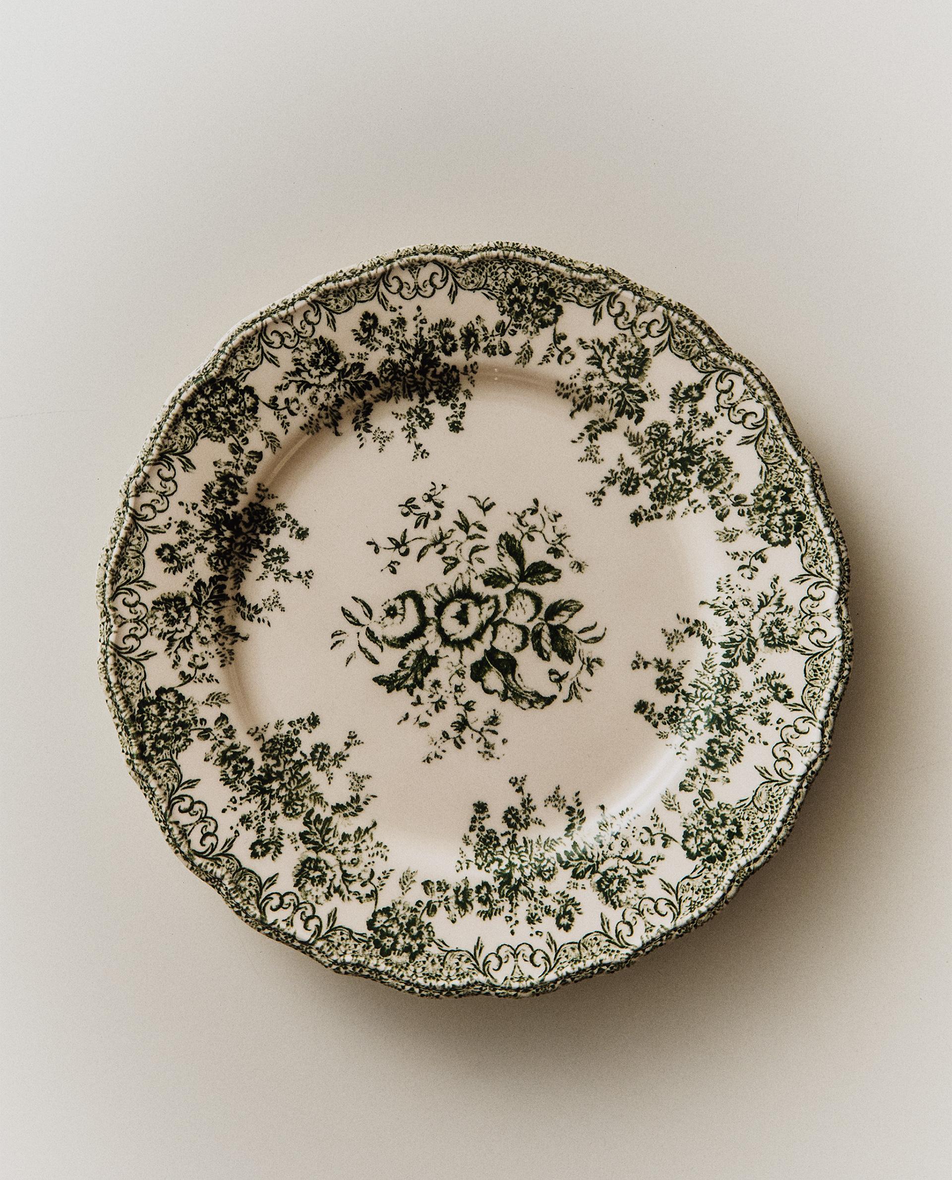 FLORAL EARTHENWARE DINNER PLATE FLORAL EARTHENWARE DINNER PLATE