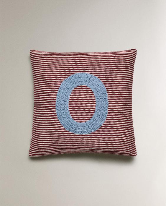 وسادة للأطفال مطرزة بحرف O