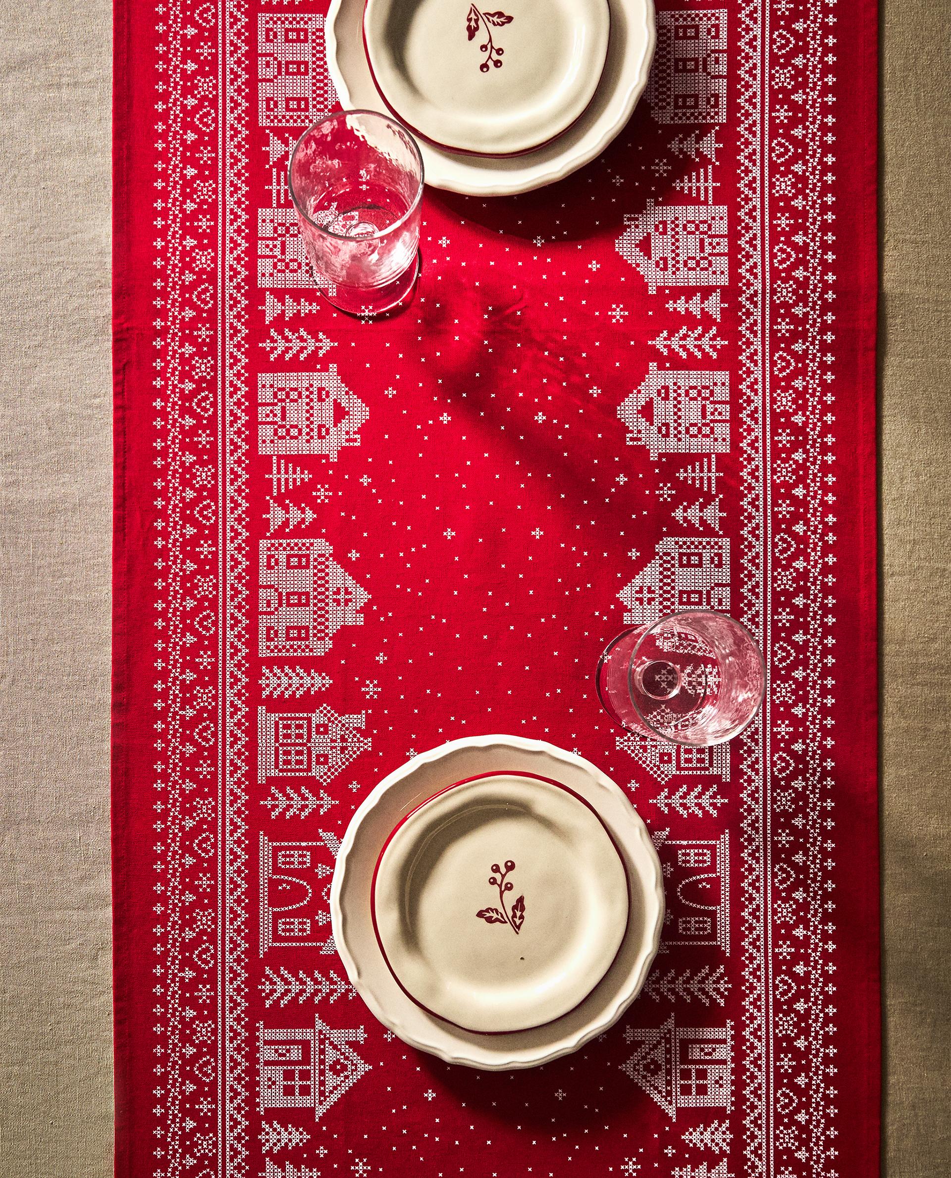 CHRISTMAS VILLAGE COTTON TABLE RUNNER