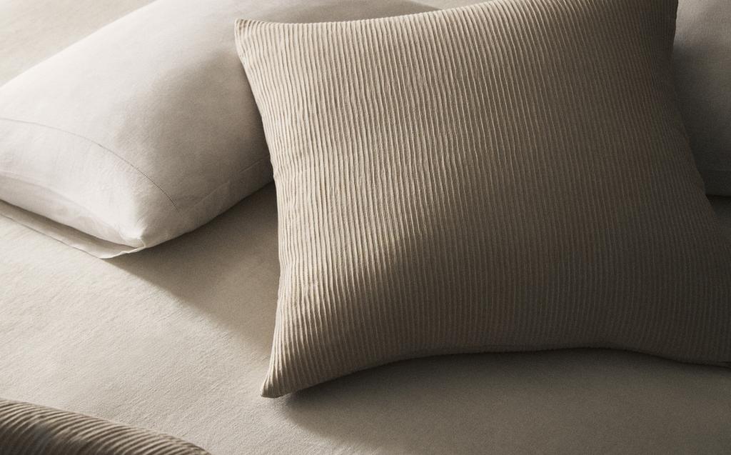 GATHERED QUILT CUSHION COVER GATHERED QUILT CUSHION COVER