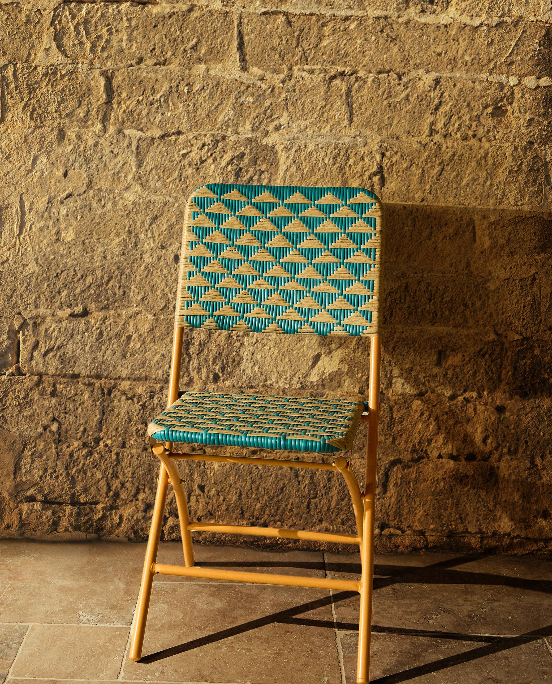 FOLDING CHAIR WITH WOVEN TRIANGLES