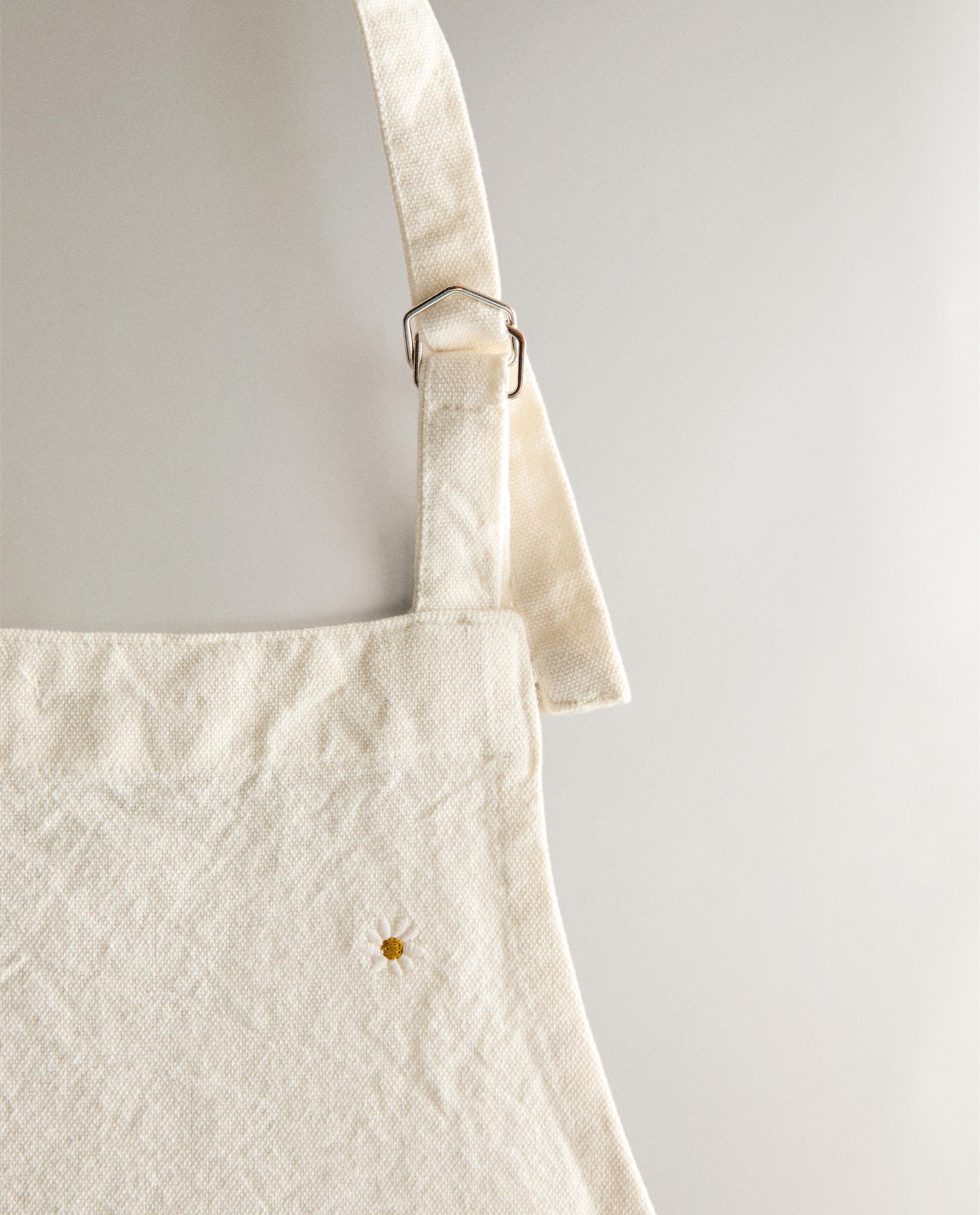 APRON WITH EMBROIDERED CLOVER product thumbnail 5