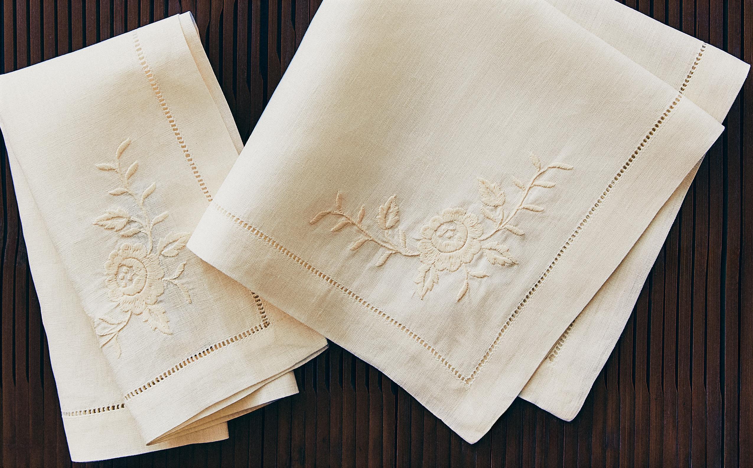 SET OF LINEN NAPKINS WITH FLORAL EMBROIDERY AND HEMSTITCHING (SET OF 2)