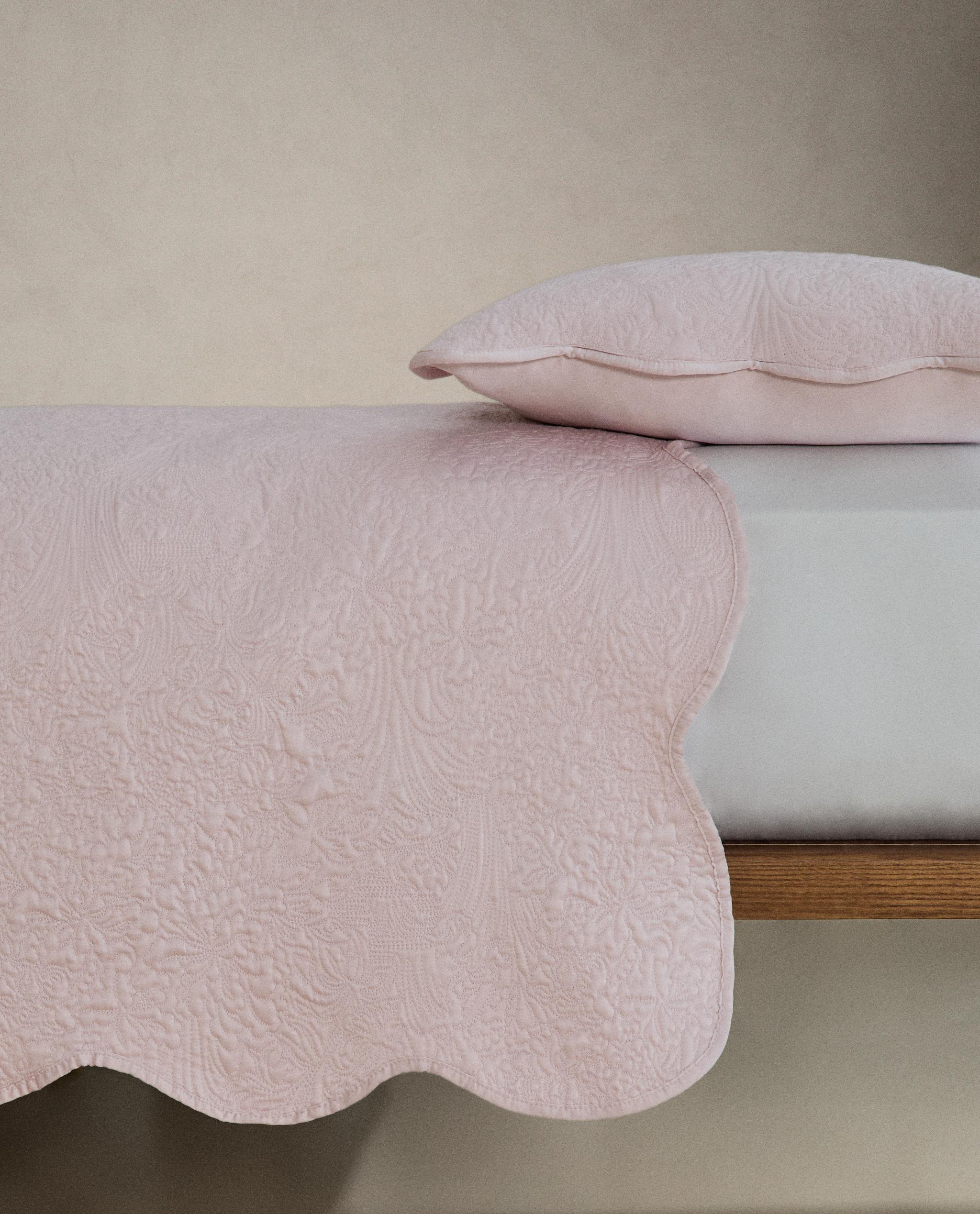 SCALLOPED FLORAL QUILTED BEDSPREAD product thumbnail 7