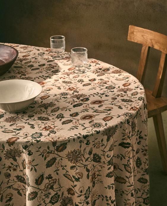 TOALHA DE MESA COM ESTAMPADO DE FLORES E PESPONTO