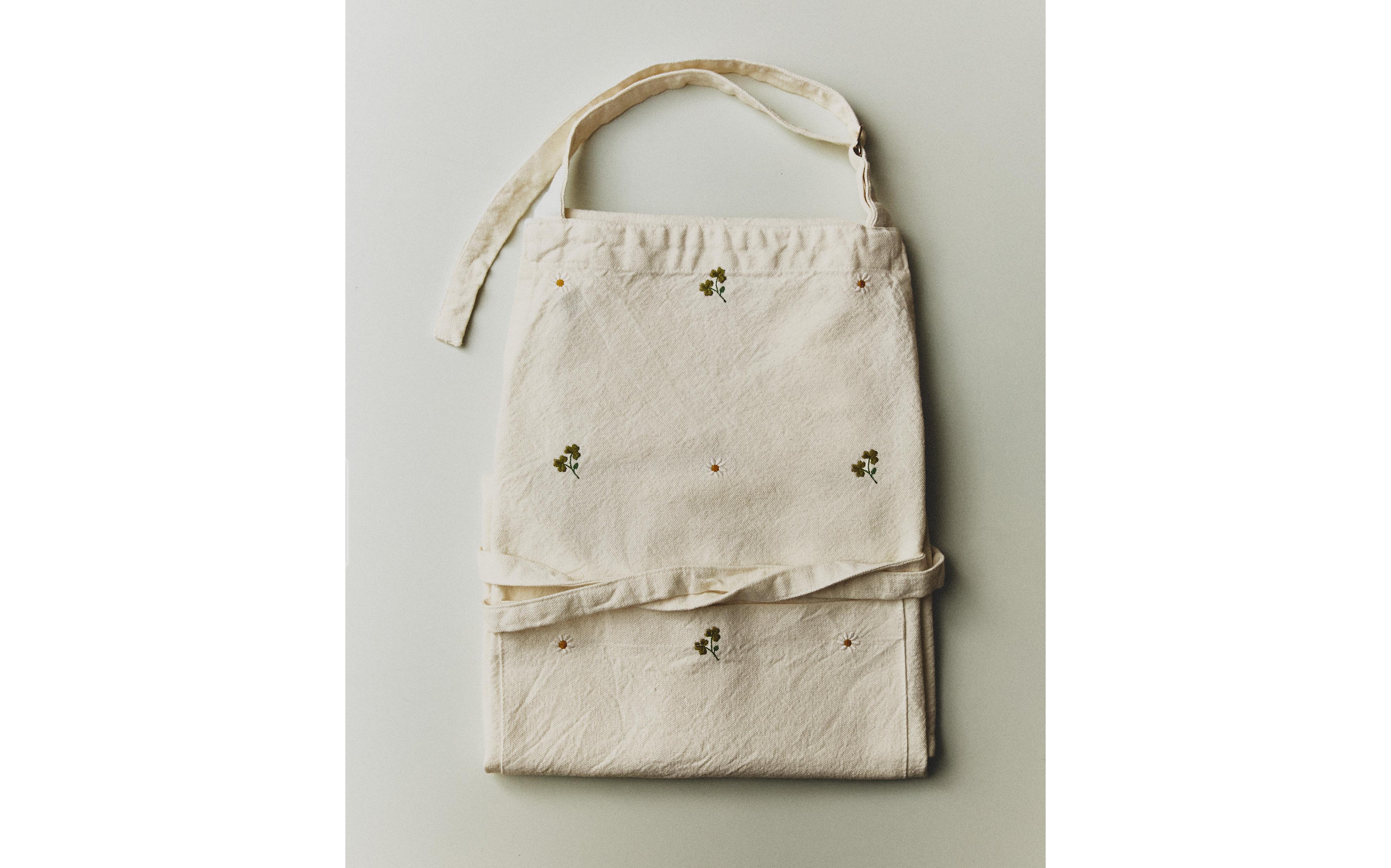 APRON WITH EMBROIDERED CLOVER product thumbnail 7