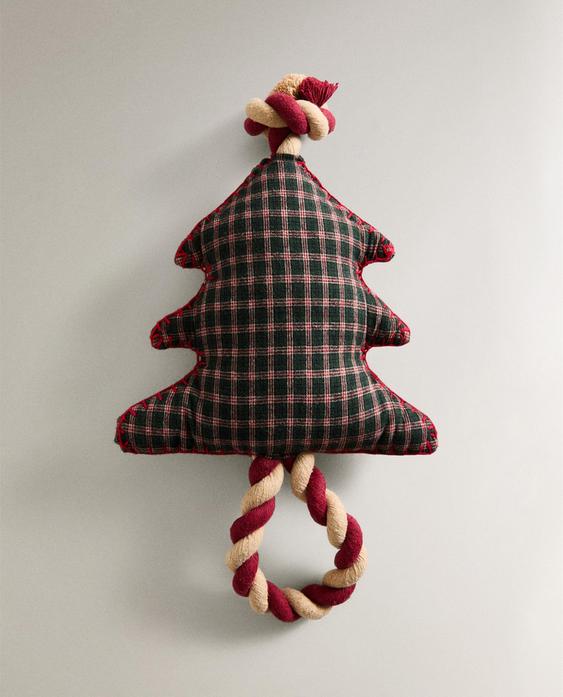 Igračka za kućne ljubimce u obliku zelenog božićnog drvca s kariranim uzorkom i crvenim i bež pletenim užetom.