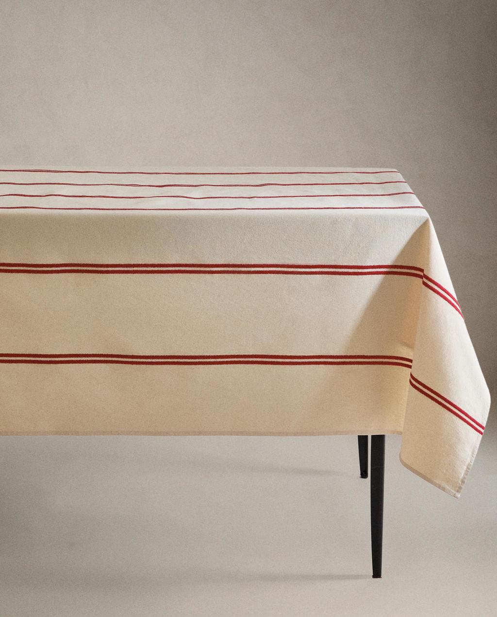 BORDSDUK MED TVÅ BRODERADE RÄNDER BORDSDUK MED TVÅ BRODERADE RÄNDER