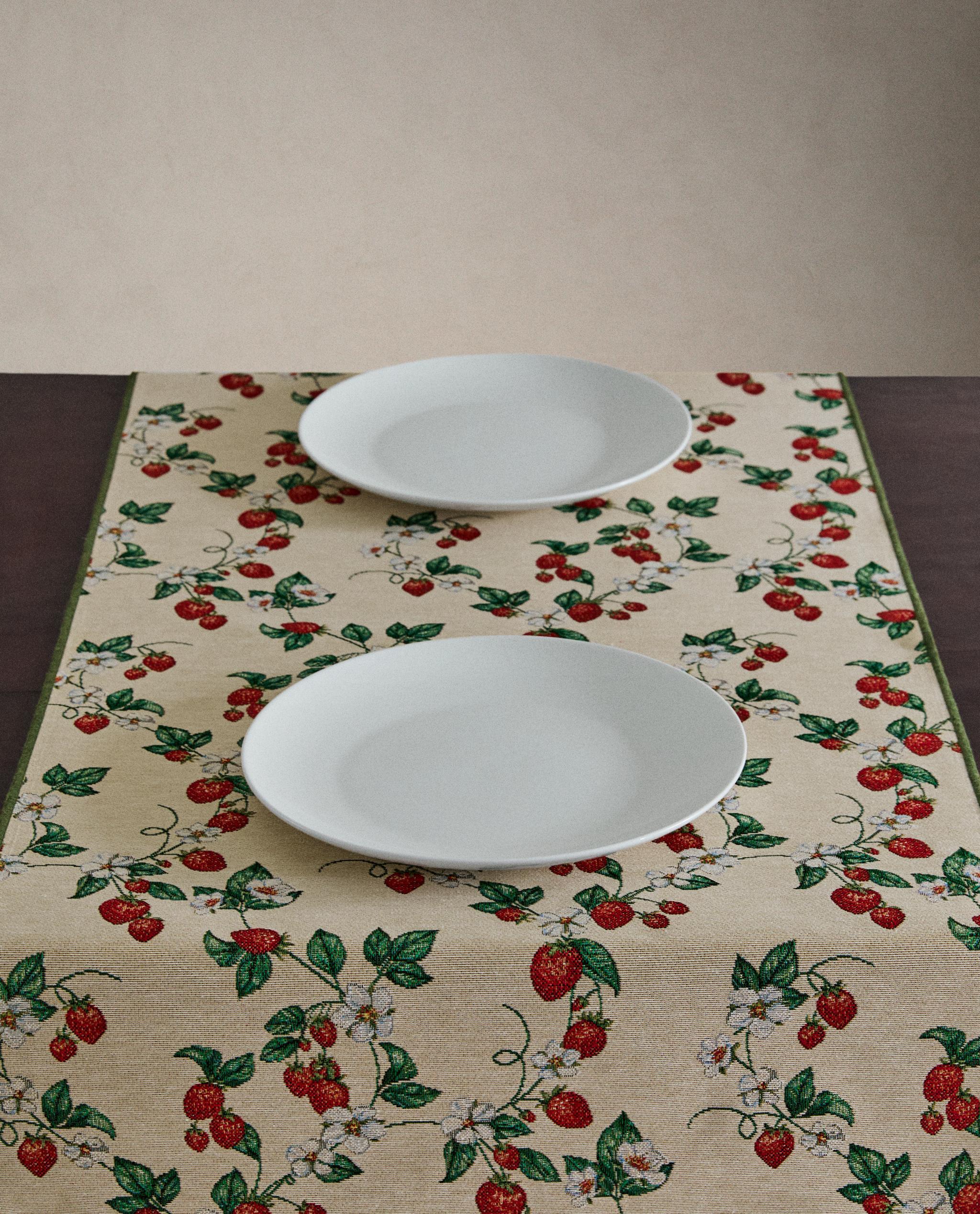 STRAWBERRY JACQUARD TABLE RUNNER product thumbnail 6