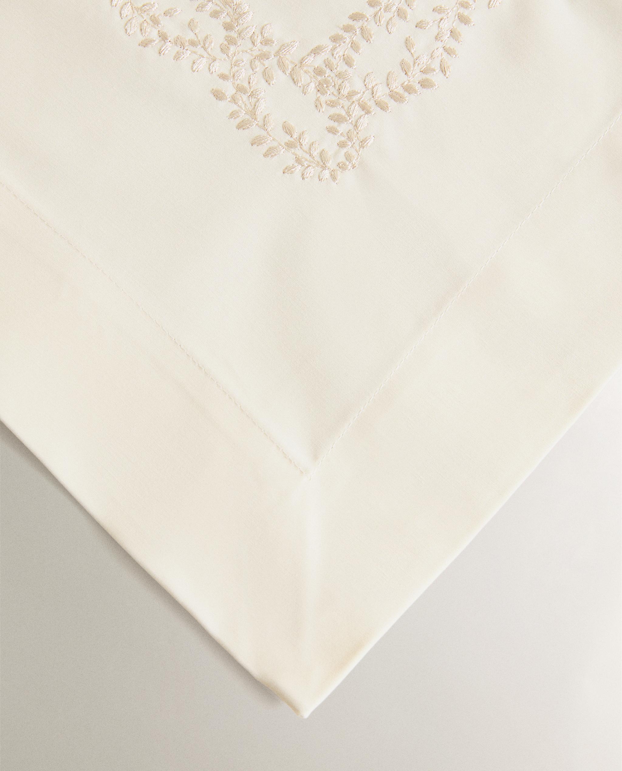 PLANT EMBROIDERED TABLE RUNNER product thumbnail 3