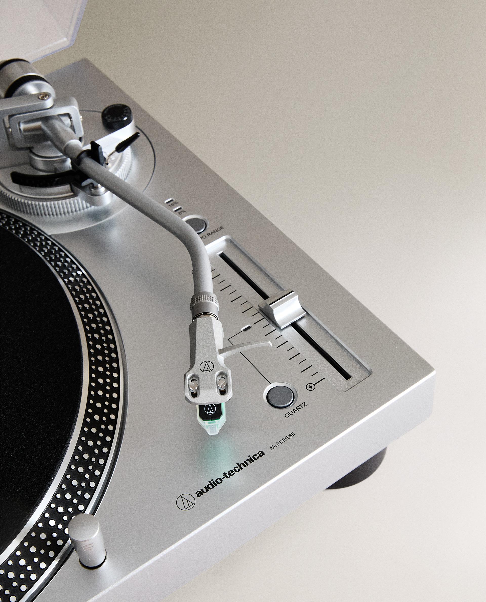 AUDIO TECHNICA TURNTABLE