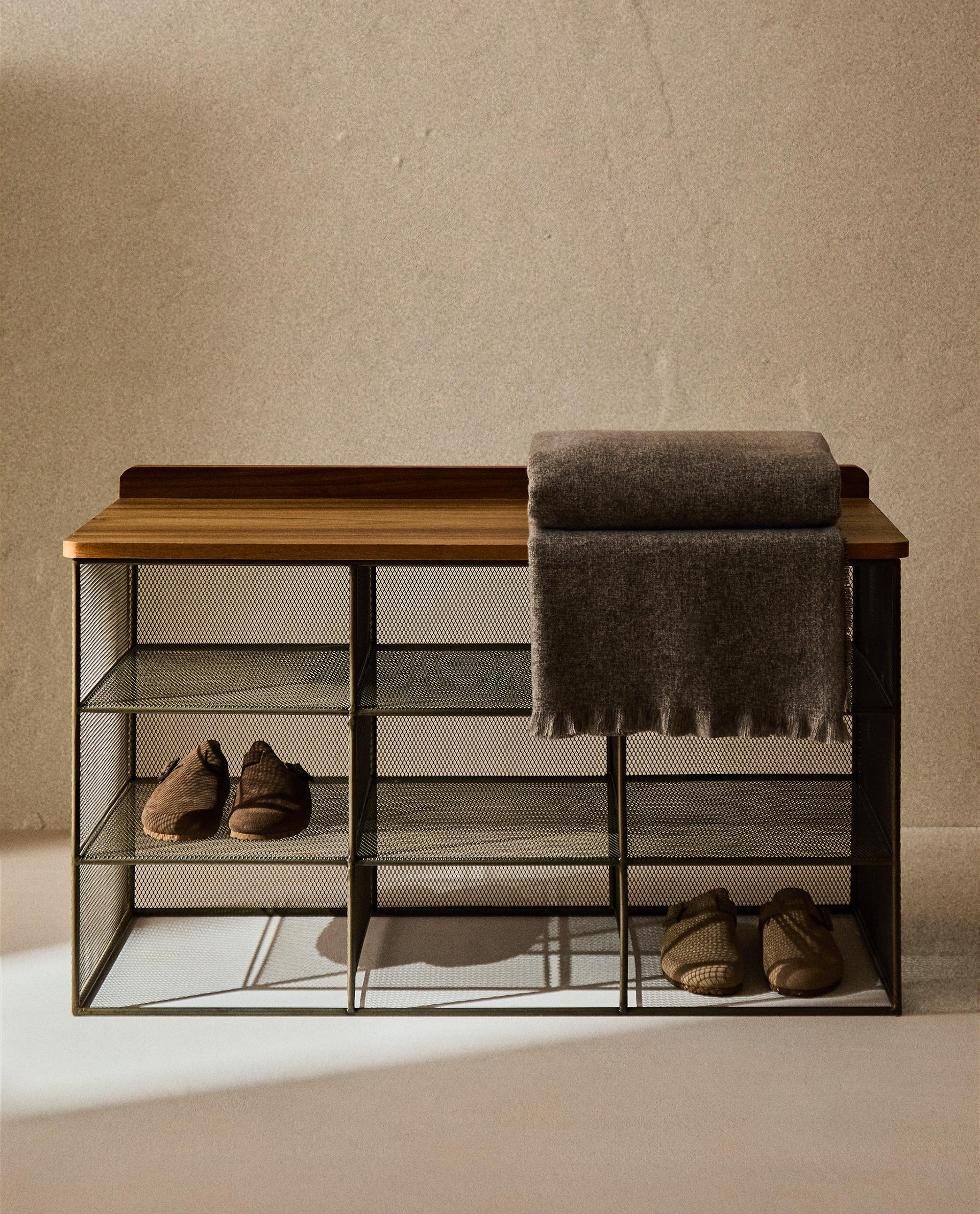 مقعد من المعدن والخشب مقعد من المعدن والخشب