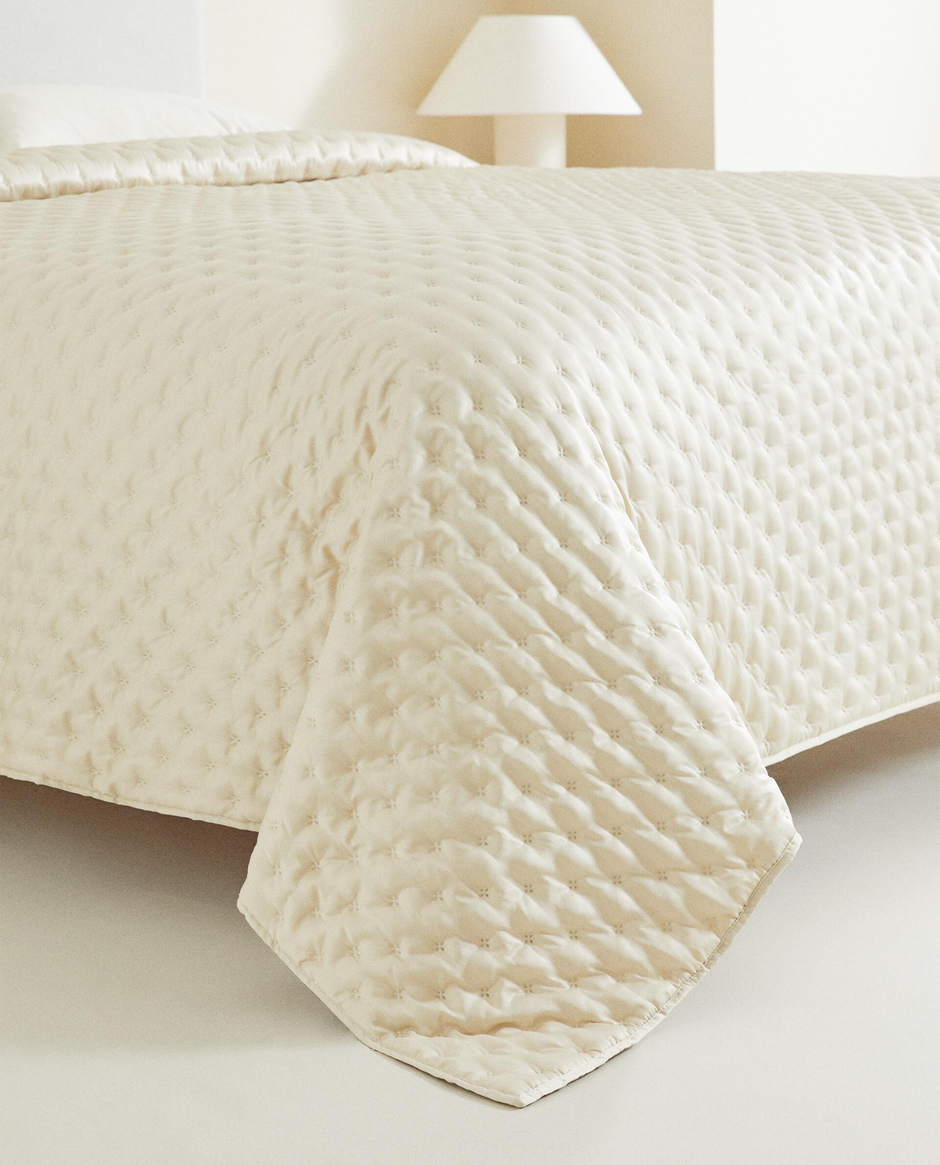 PLAIN QUILTED BEDSPREAD WITH KNOTS product thumbnail 6