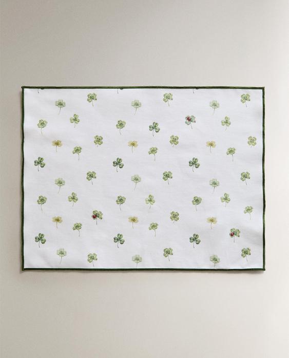 RESIN-COATED CLOVER PLACEMAT