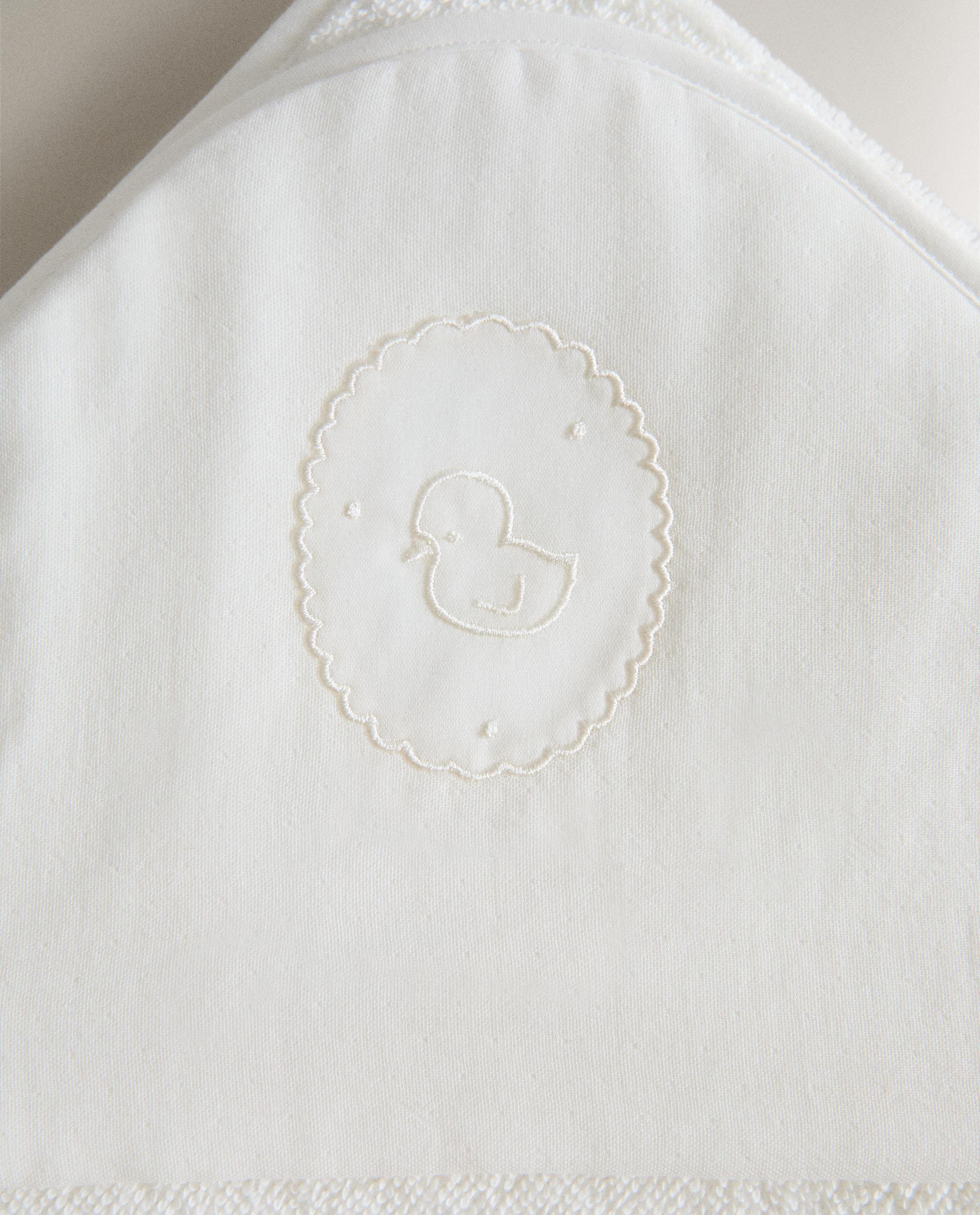 EMBROIDERED HOODED BABY TOWEL product thumbnail 10