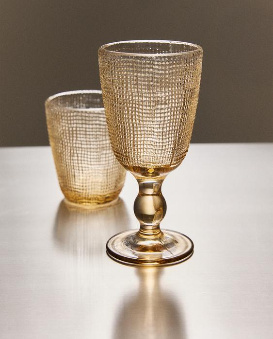 WINE GLASS AND TUMBLER WITH RAISED DESIGN