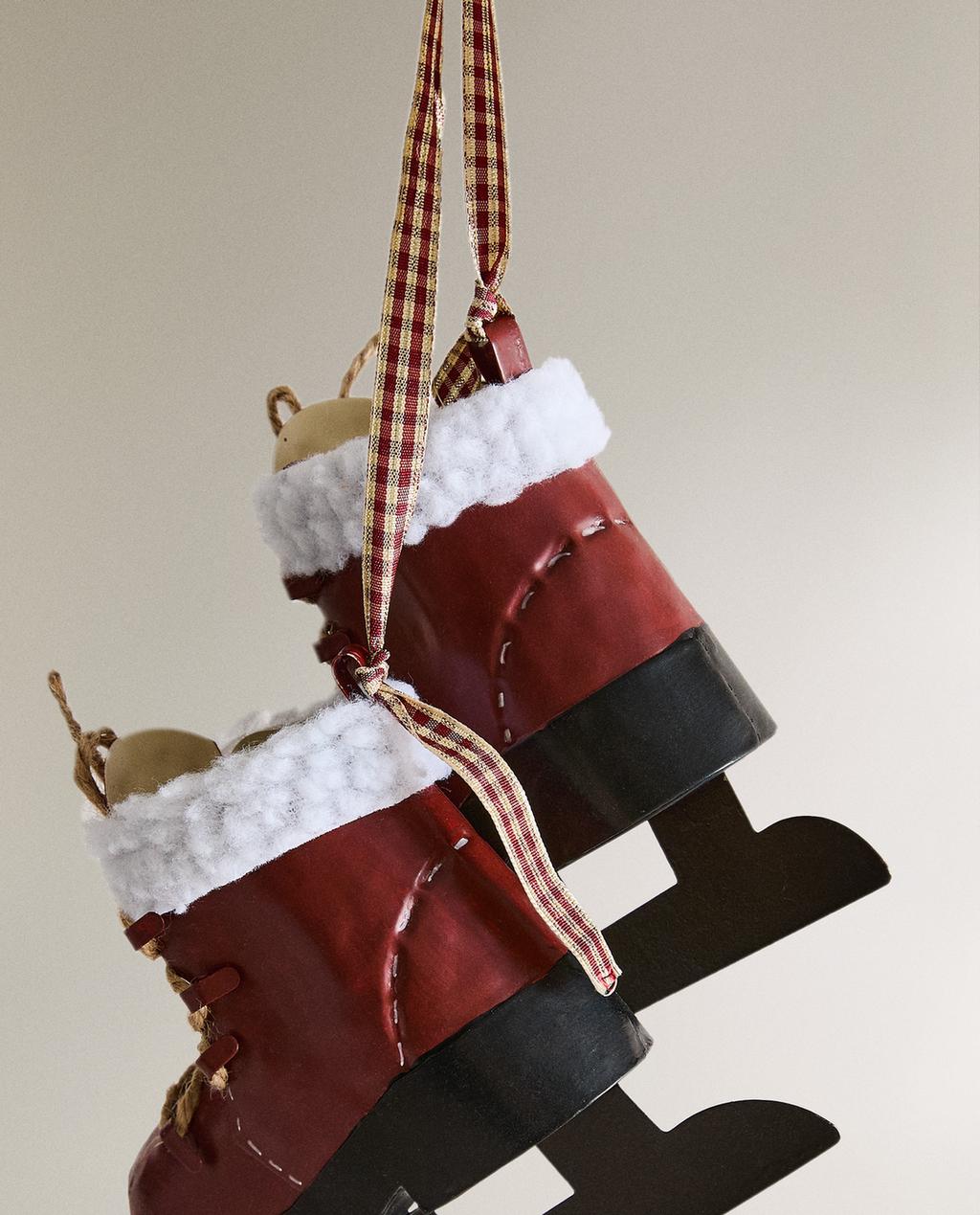 HANGING CHRISTMAS DECORATION WITH METAL ICE SKATES