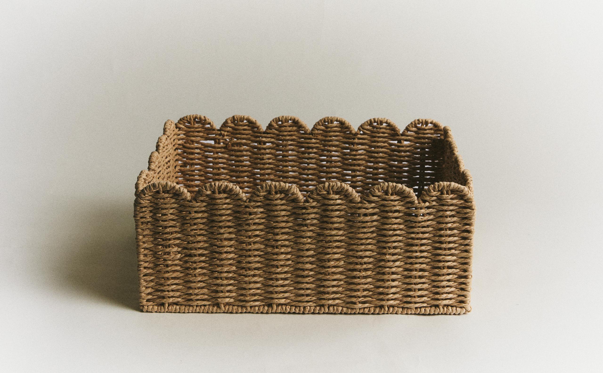 LARGE SCALLOPED BASKET