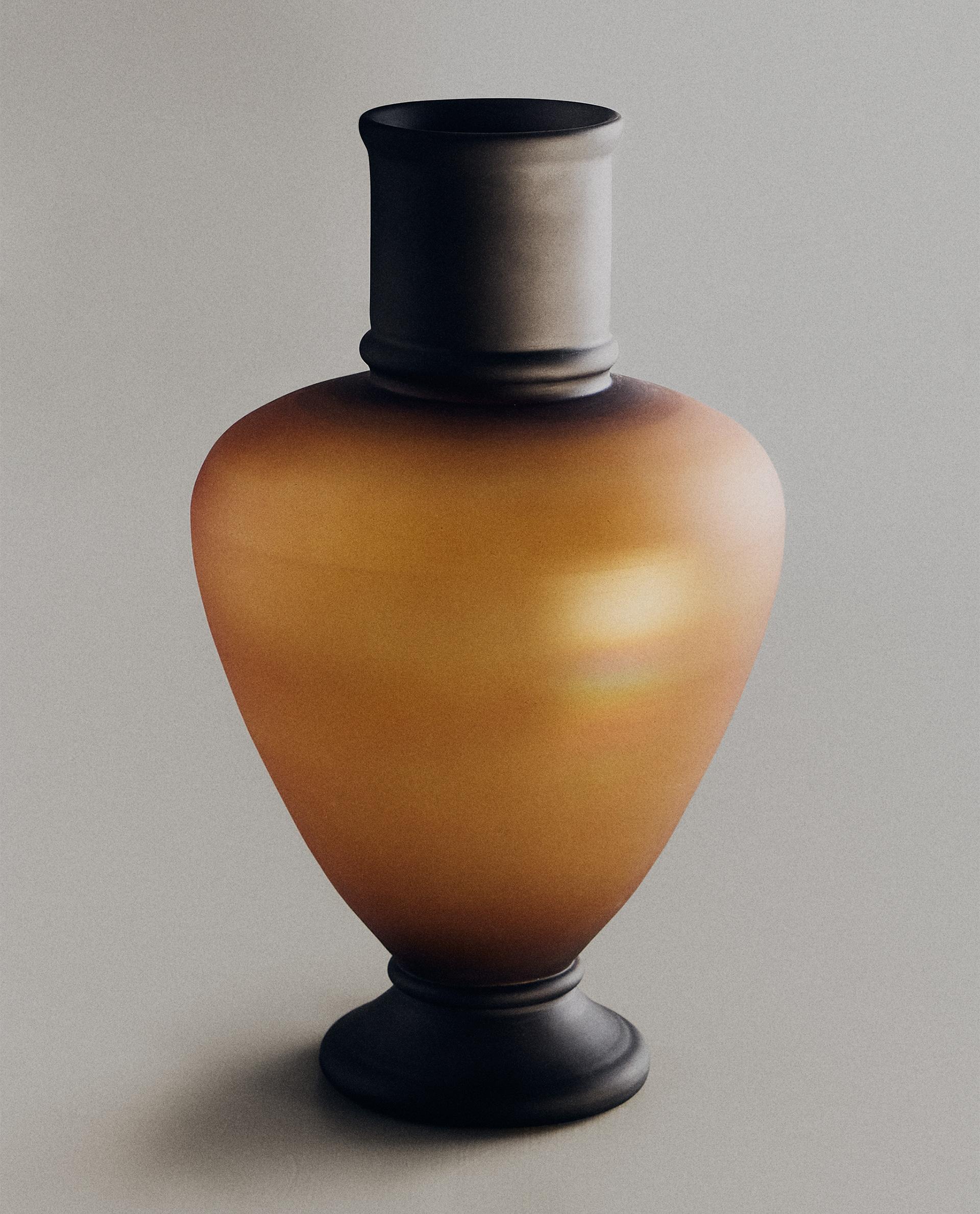 IRIDESCENT GLASS VESSEL I COLIN KING IRIDESCENT GLASS VESSEL I COLIN KING