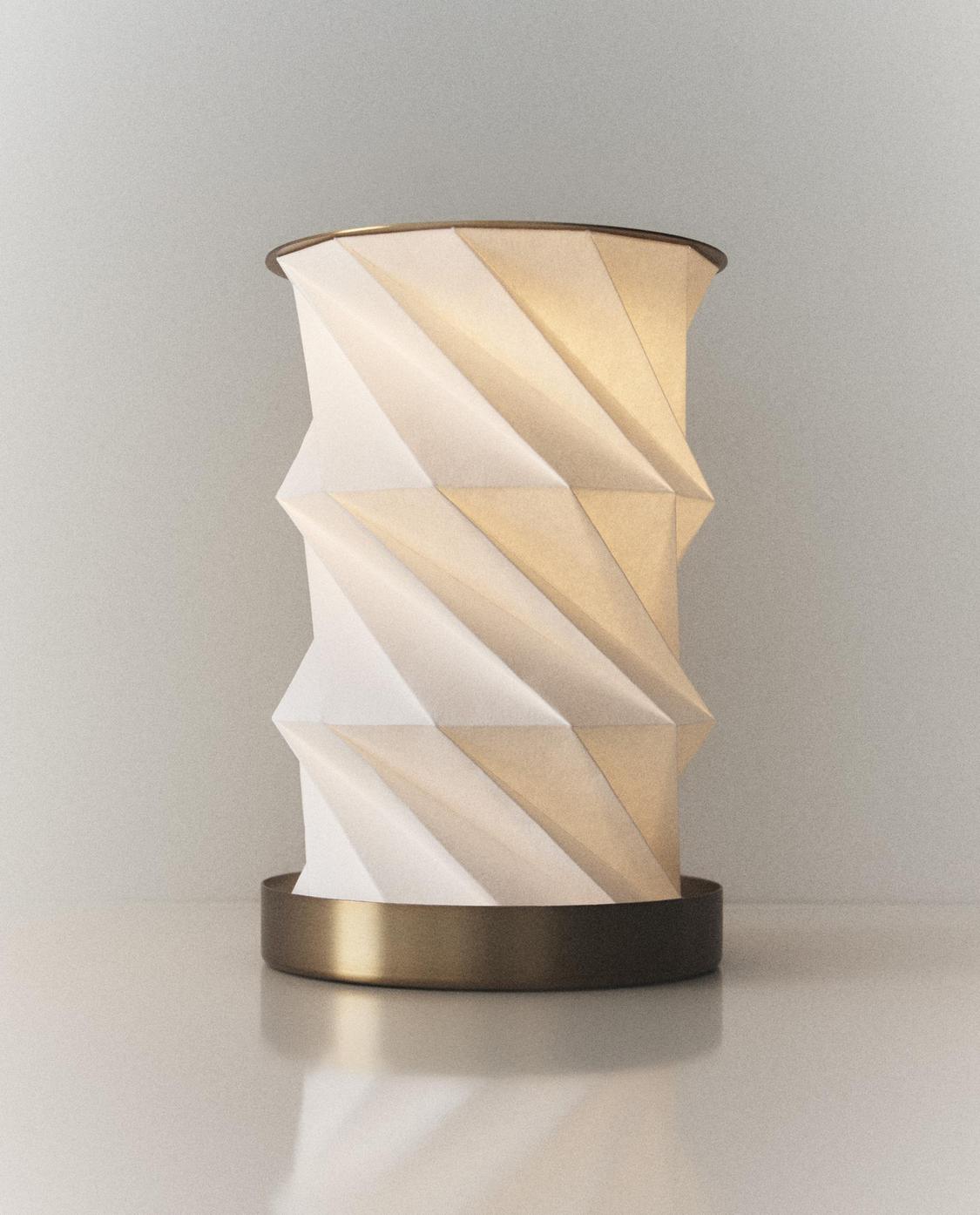 Lámpara de mesa dorada con diseño geométrico plegable, Zara Home.