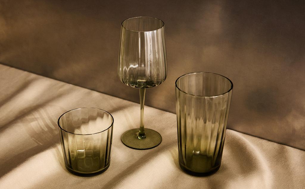 GLASSWARE SET WITH LINES