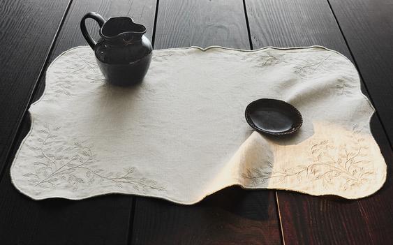 INDIVIDUAL-LEINENDECKCHEN MIT PFLANZENSTICKEREI
