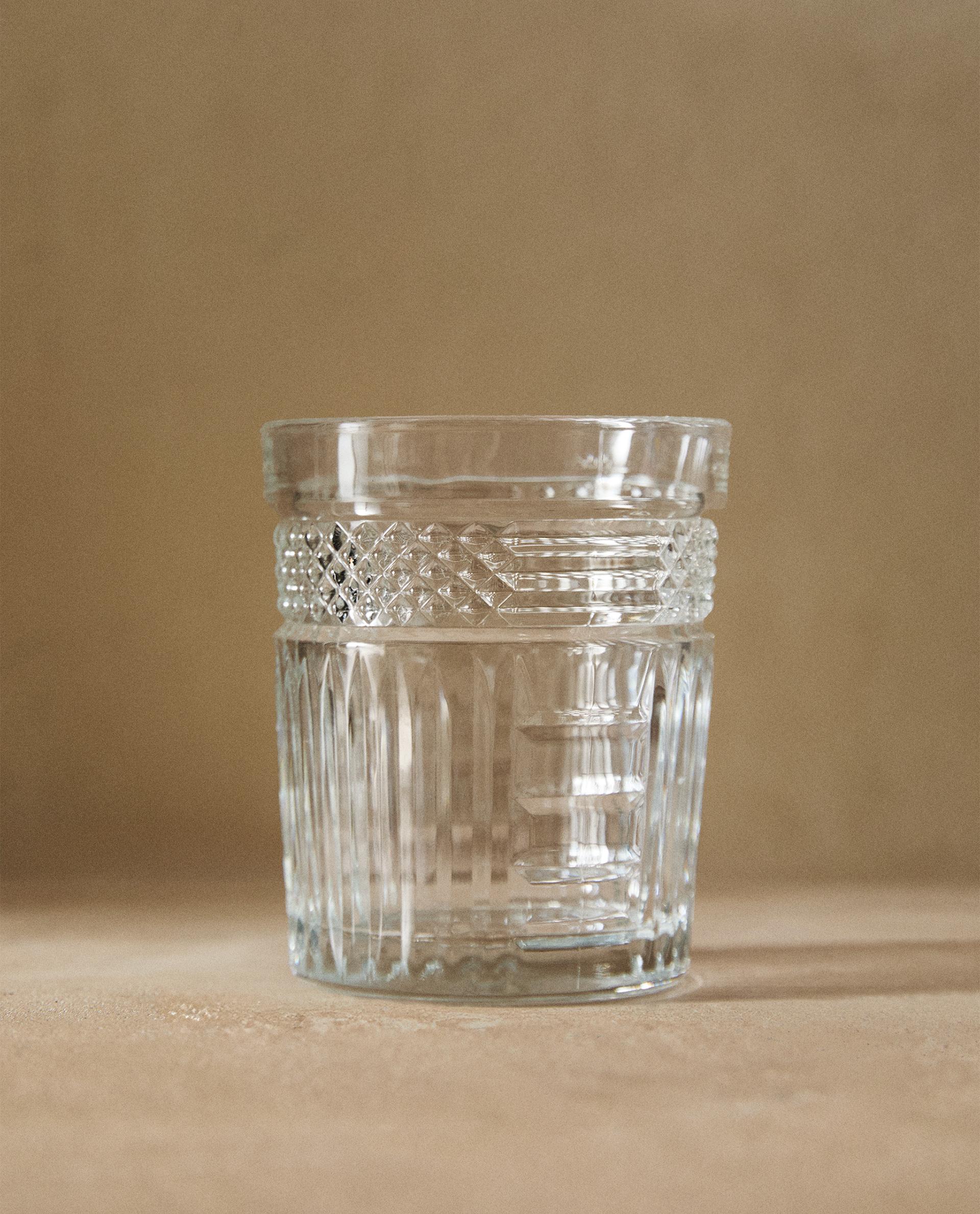 GLAS MIT RELIEF