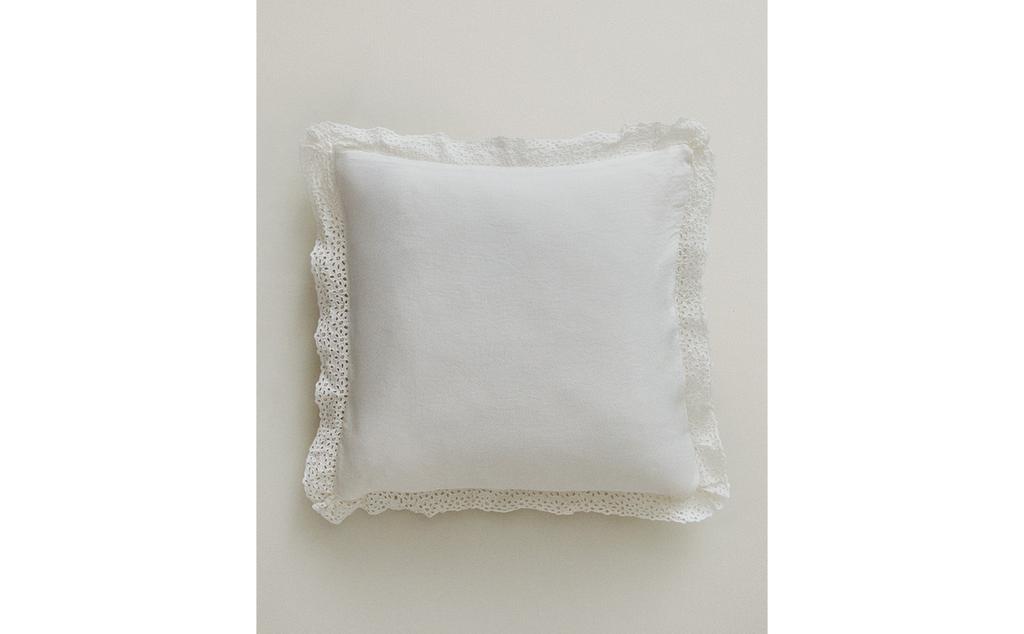FUNDA COJÍN ALGODÓN VOLANTE BORDADO