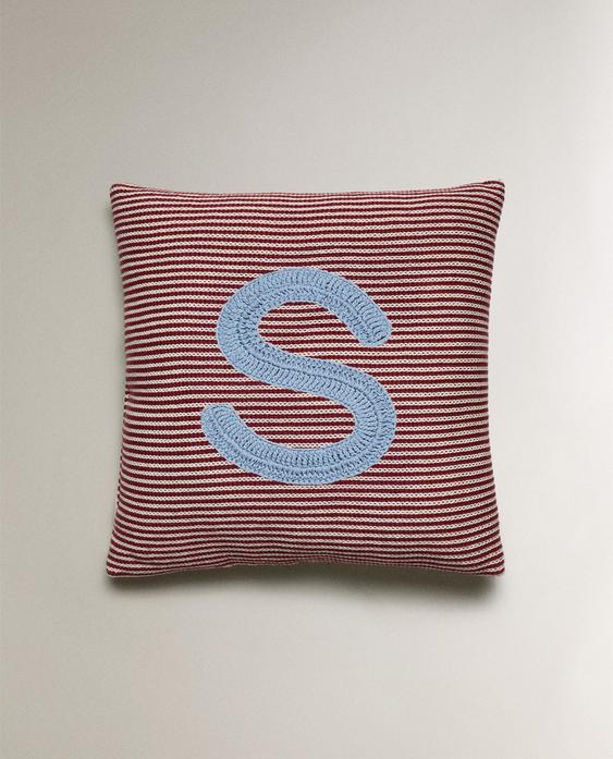 وسادة للأطفال مطرزة بحرف S وسادة للأطفال مطرزة بحرف S