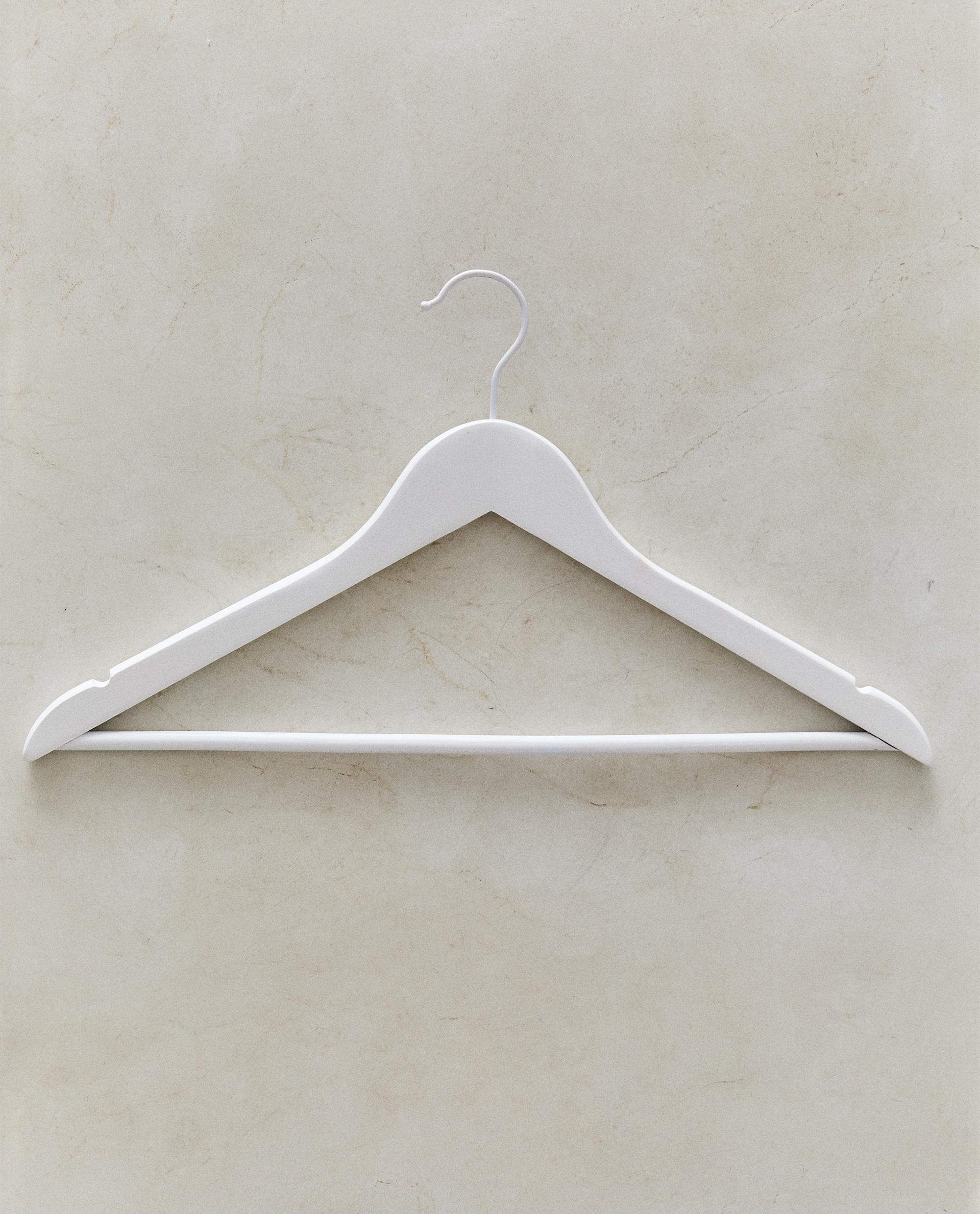 LACQUERED WOODEN HANGER (SET OF 3) LACQUERED WOODEN HANGER (SET OF 3)