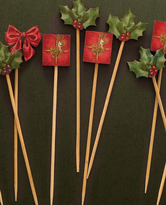 Lesene palčke z božičnimi figurami: rdeča pentlja, rdeče darilo in listi bodike. Pakiranje 24 kosov.