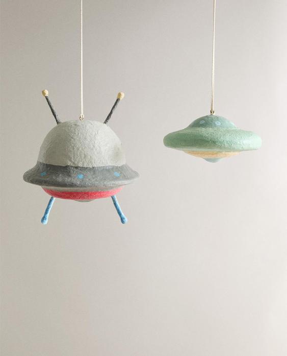 SET OF FLYING SAUCERS (SET OF 2) SET OF FLYING SAUCERS (SET OF 2)