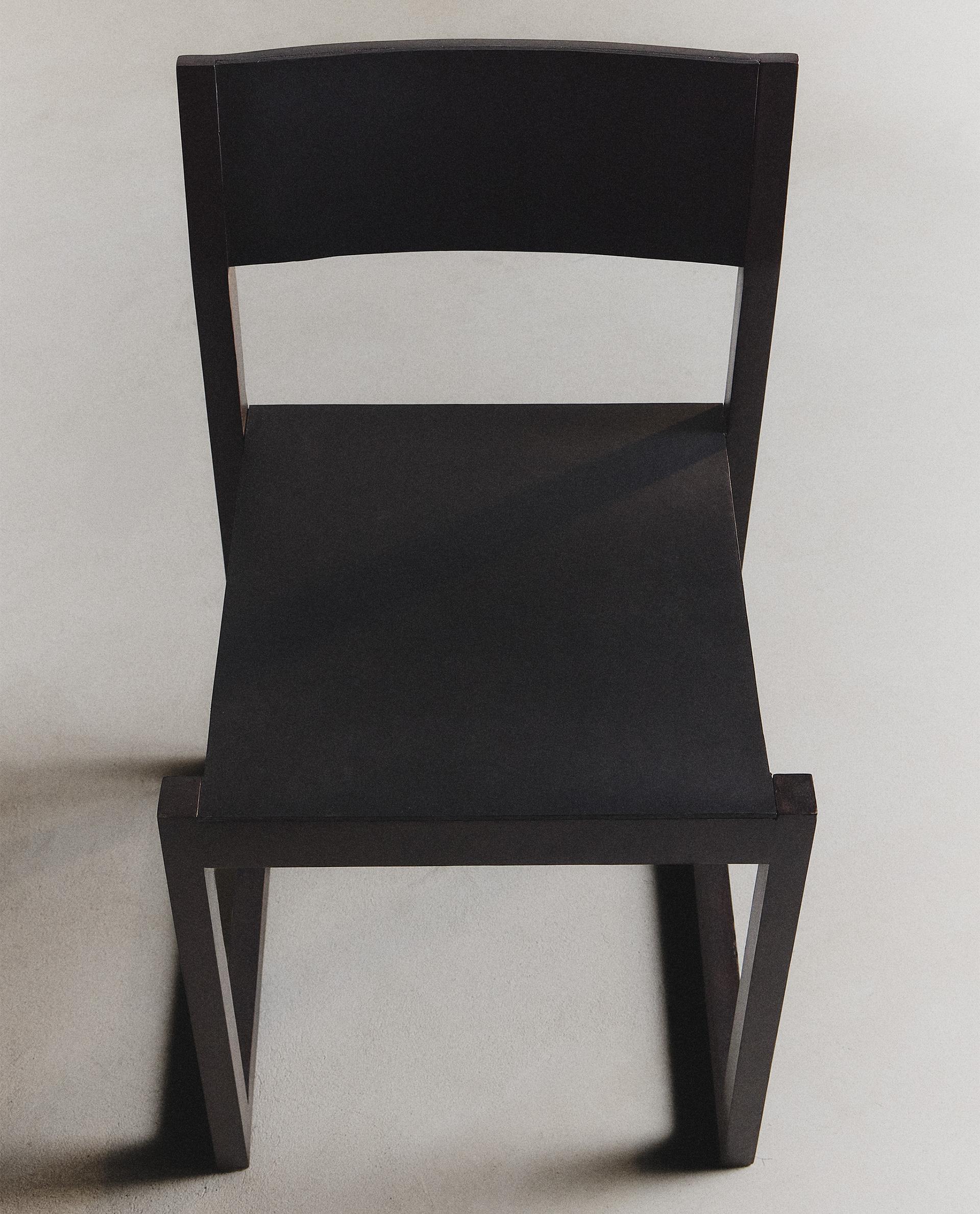 LEATHER CHAIR WITH WOODEN STRUCTURE LEATHER CHAIR WITH WOODEN STRUCTURE