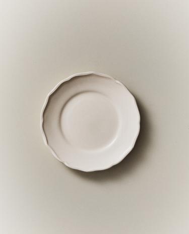 EARTHENWARE SIDE PLATE WITH RAISED-DESIGN EDGE