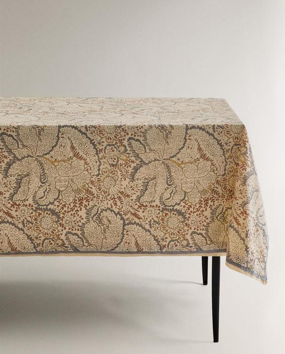 TOALHA DE MESA COM ESTAMPA FLORAL E PAISLEY