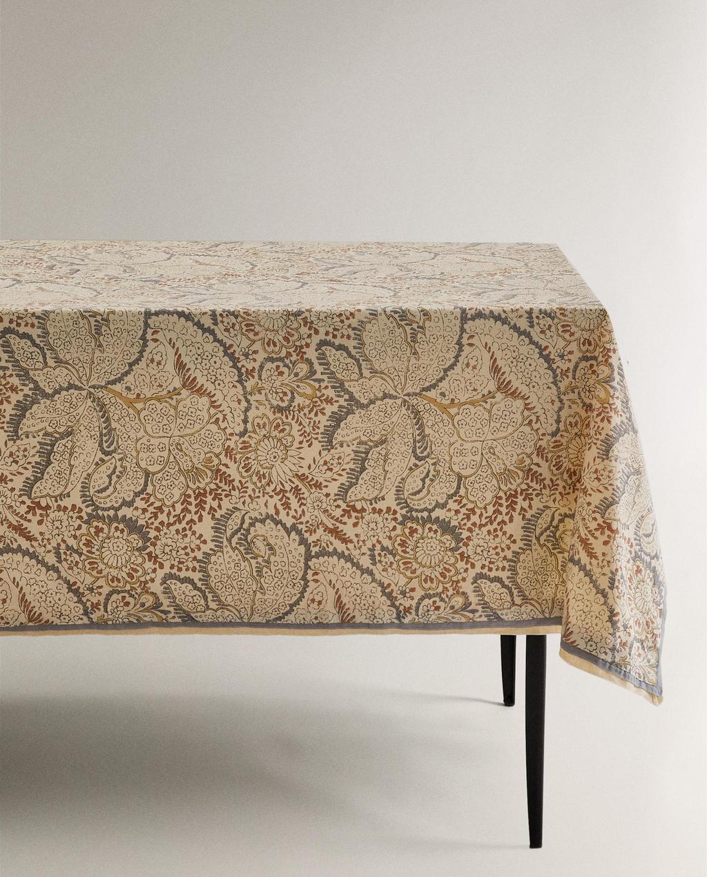 TOALHA DE MESA COM ESTAMPA FLORAL E PAISLEY