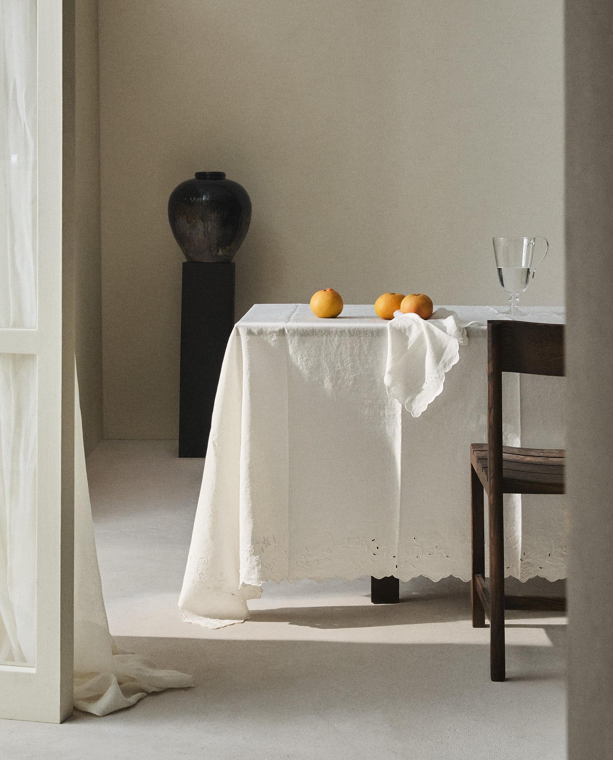 フローラル エンブロイダリーリネンテーブルクロス | Zara Home 日本/Japan