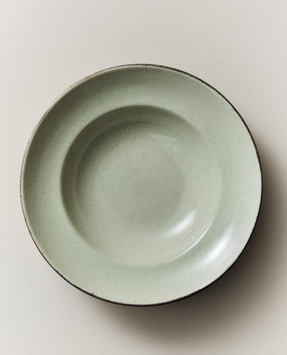 طبق للمعجنات من البورسلان بحافة بمظهر معتق