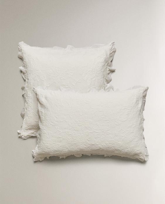 ŻAKARDOWA POSZEWKA NA PODUSZKĘ DEKORACYJNĄ Z FALBANĄ