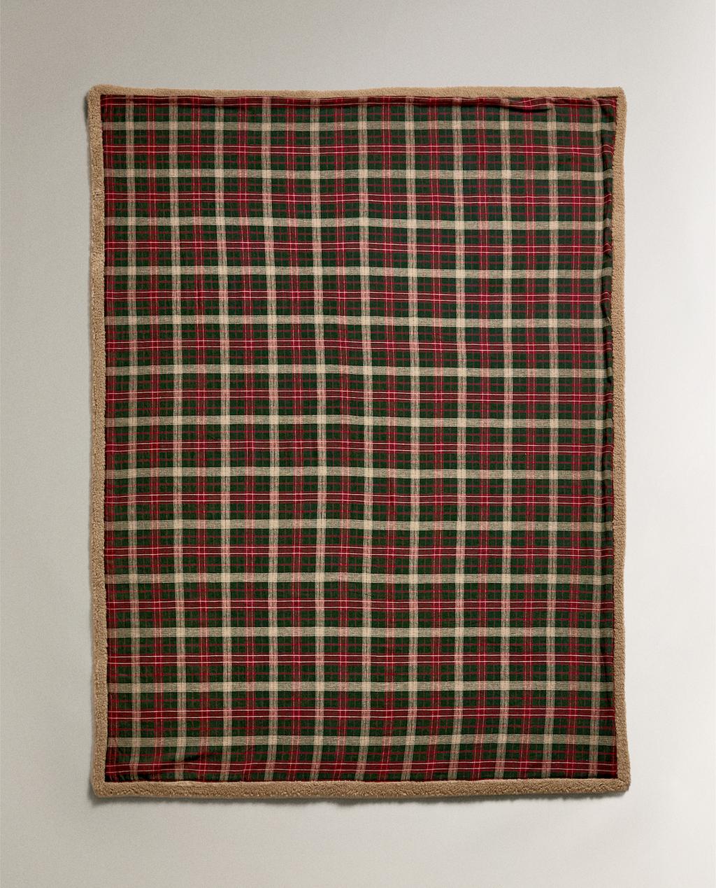 WEIHNACHTLICHE FLANELLDECKE MIT SCHOTTENKAROS