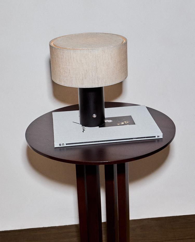 МАЛКА БЕЗЖИЧНА НАСТОЛНА ЛАМПА ОТ ДЪРВО И ЛЕН